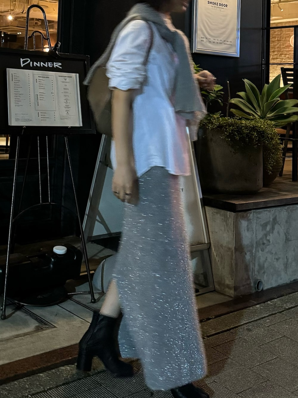 シルバー系のスカートを着用したレディースの秋コーディネートの2枚目の写真