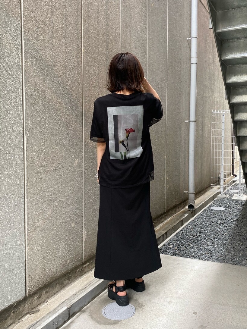 ブラック系のサンダル、ブラック系のTシャツ/カットソーを着用したレディースの春コーディネートの2枚目の写真
