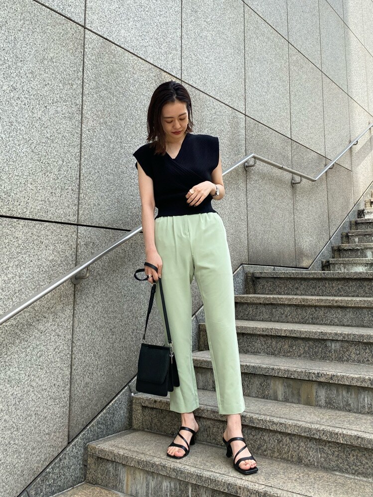 グリーン系のその他パンツ、ブラック系のサンダル、ブラック系のハンドバッグを着用したレディースの春コーディネートの4枚目の写真