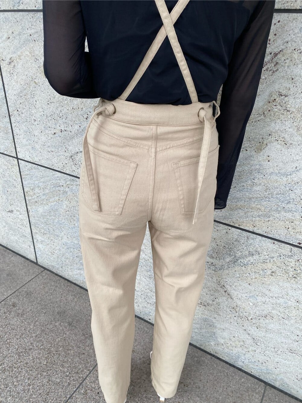 ホワイト系のサンダル、ベージュ系のデニムパンツを着用したレディースの夏コーディネートの7枚目の写真