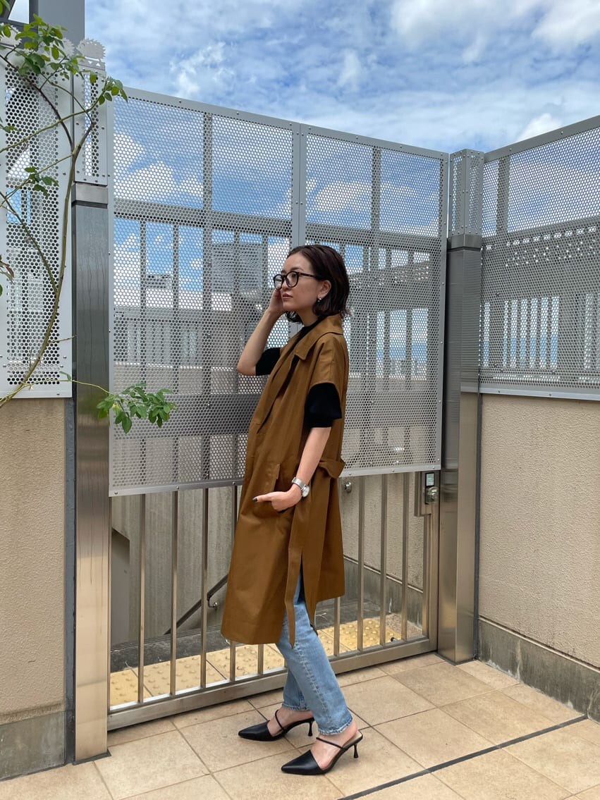 ブラック系のパンプス、ブラック系のニット/セーター、ブラウン系のその他アウターを着用したレディースの夏コーディネートの4枚目の写真