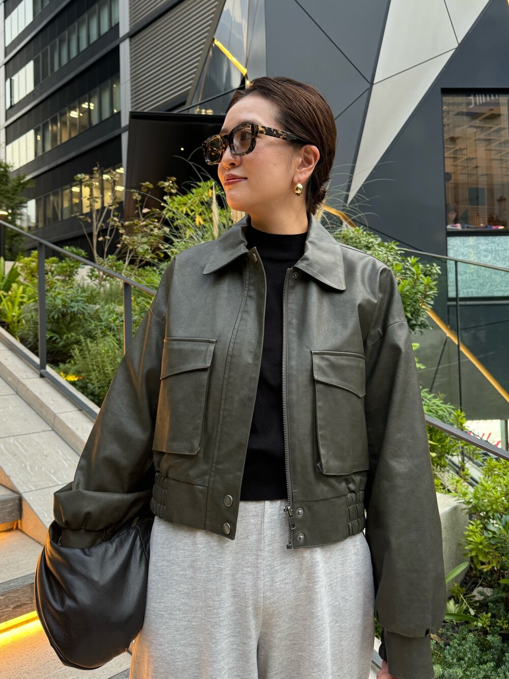 グリーン系のブルゾンを着用したレディースの秋コーディネートの4枚目の写真