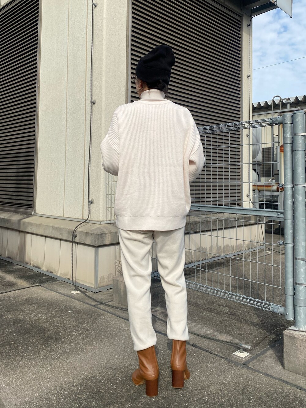 ホワイト系のニット/セーター、ホワイト系のニット/セーターを着用したレディースの冬コーディネートの4枚目の写真