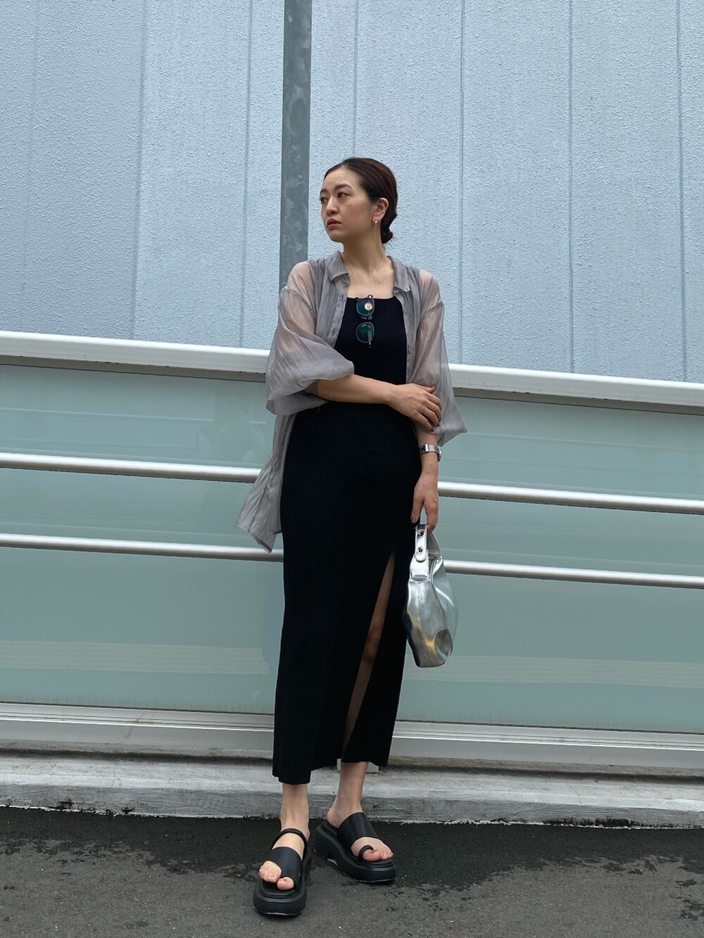 グレー系のシャツ/ブラウス、ブラック系のワンピース、ブラック系のサンダルを着用したレディースの夏コーディネートの2枚目の写真