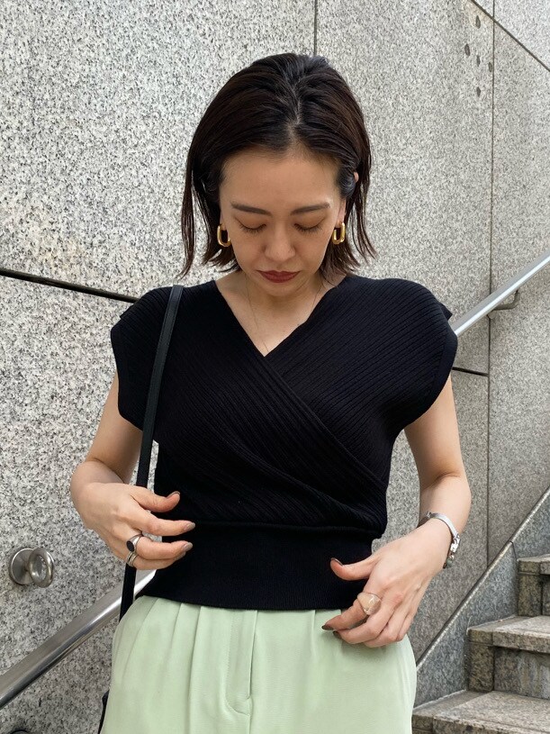 グリーン系のその他パンツ、ブラック系のサンダル、ブラック系のハンドバッグを着用したレディースの春コーディネートの5枚目の写真