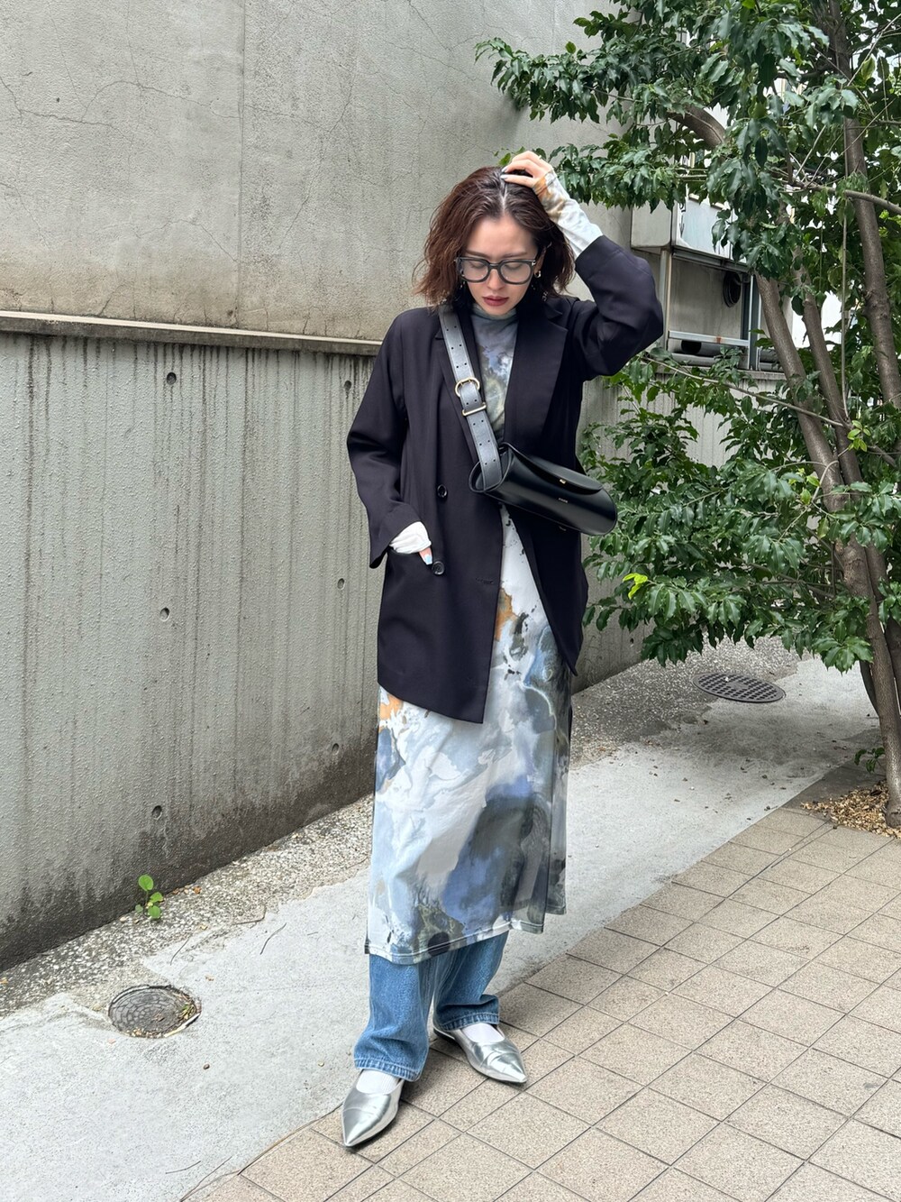 グレー系のワンピースを着用したレディースの春コーディネートの2枚目の写真