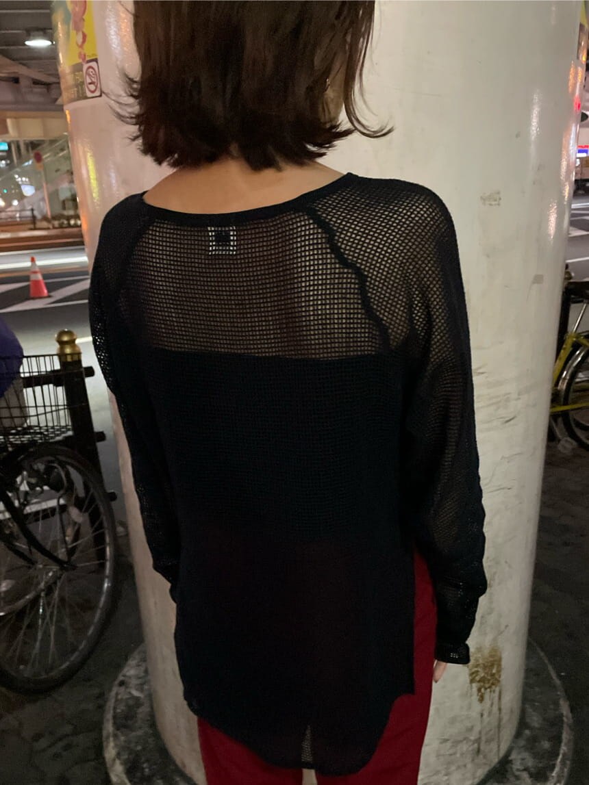 ベージュ系のトレンチコート、ブラック系のTシャツ/カットソー、シルバー系のピアス（両耳用）を着用したレディースの春コーディネートの9枚目の写真