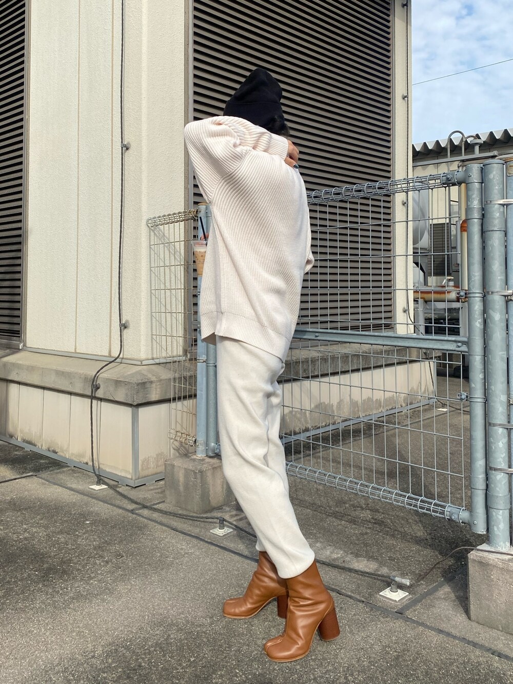 ホワイト系のニット/セーター、ホワイト系のニット/セーターを着用したレディースの冬コーディネートの5枚目の写真