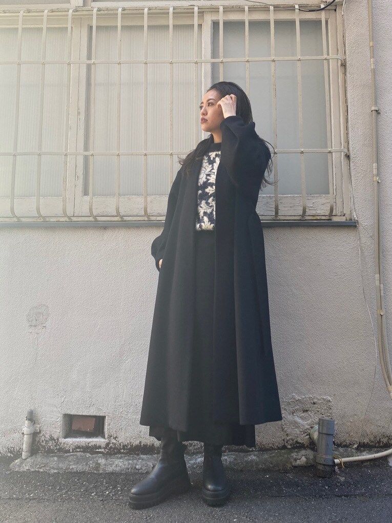 ブラック系のダウンジャケット/コート、ブラック系のスカート、ブラック系のニット/セーターを着用したレディースの秋コーディネートの3枚目の写真