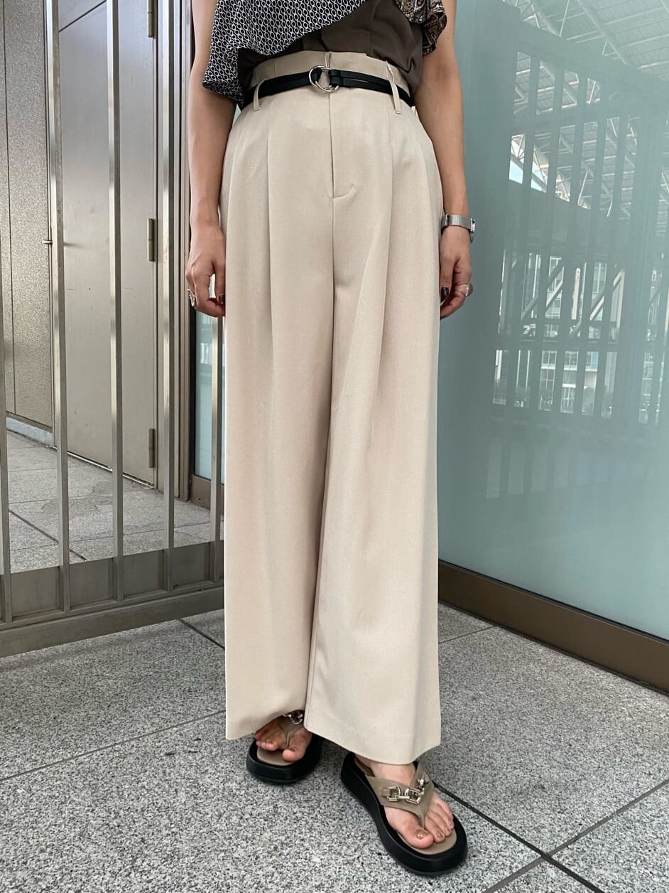 ホワイト系のその他パンツ、ベージュ系のサンダル、グレー系のTシャツ/カットソーを着用したレディースの夏コーディネートの6枚目の写真