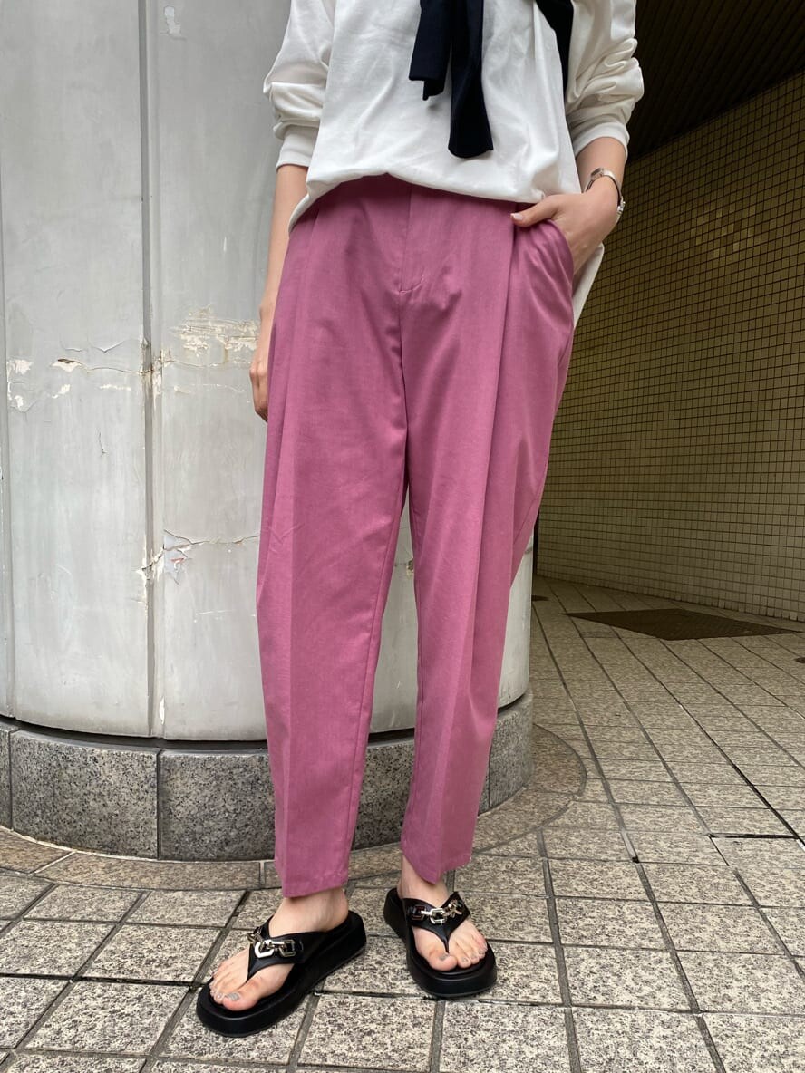 ホワイト系のTシャツ/カットソー、ピンク系のスラックス、ブラック系のサンダルを着用したレディースの夏コーディネートの5枚目の写真