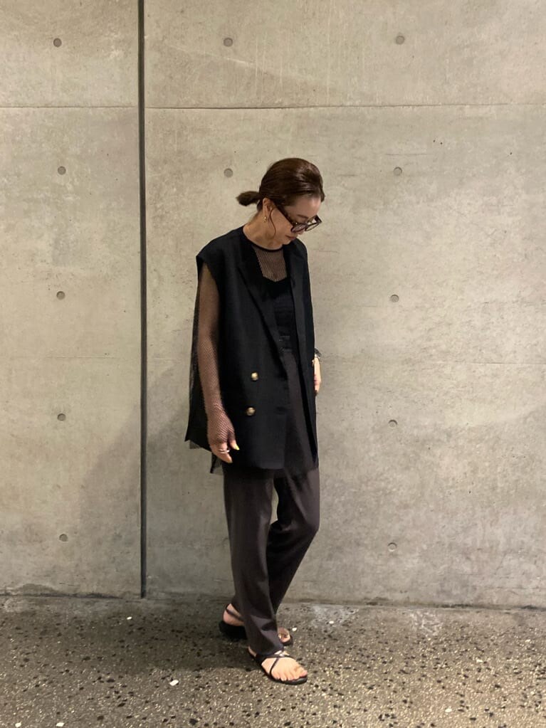 ブラック系のTシャツ/カットソー、ブラック系のベストを着用したレディースの夏コーディネートの3枚目の写真