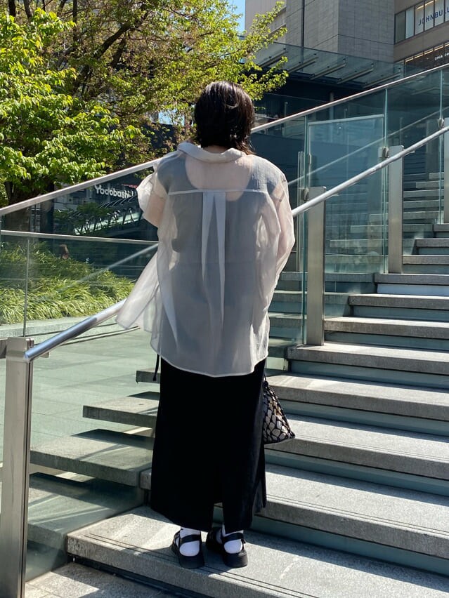 ブラック系のハンドバッグ、ブラック系のタンクトップ、グレー系のシャツ/ブラウスを着用したレディースの春コーディネートの4枚目の写真