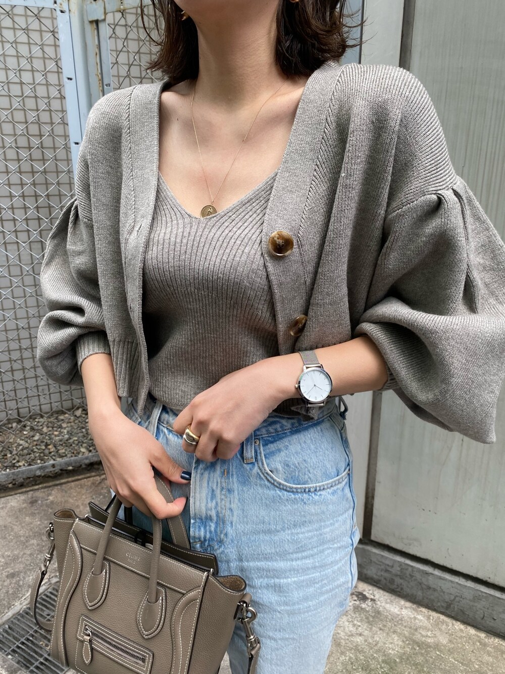 グレー系のカーディガン/ボレロを着用したレディースの冬コーディネートの4枚目の写真