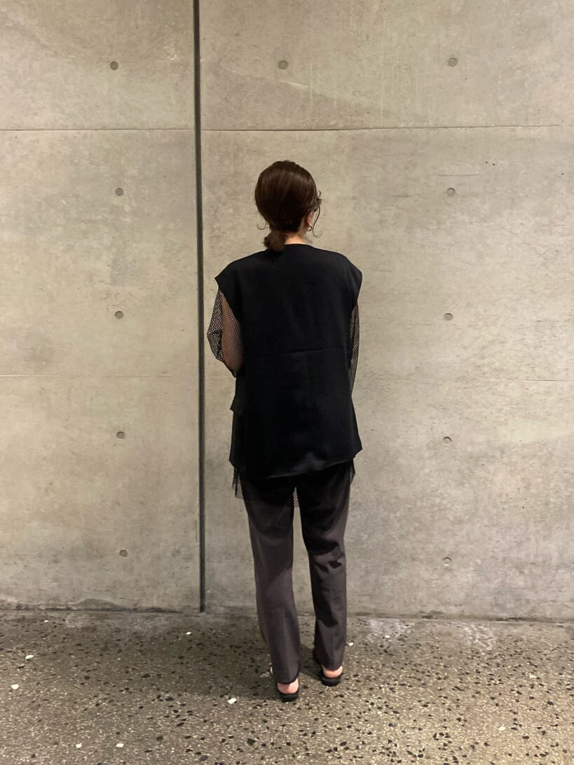 ブラック系のTシャツ/カットソー、ブラック系のベストを着用したレディースの夏コーディネートの4枚目の写真