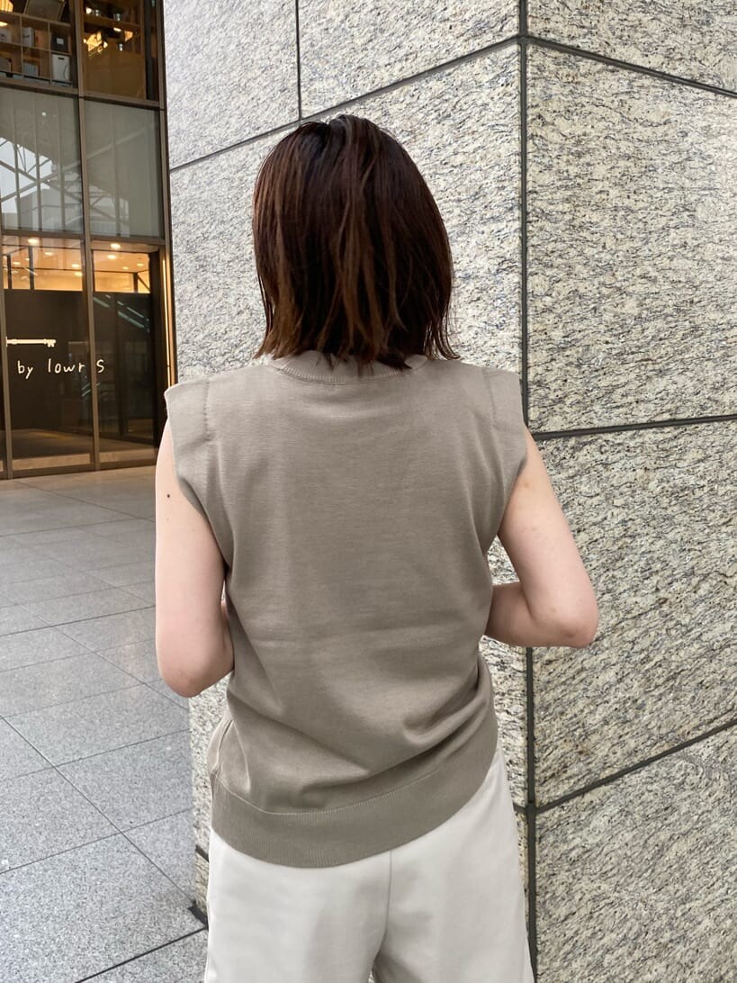 ホワイト系のサンダル、ブラック系のシャツ/ブラウス、ベージュ系のタンクトップを着用したレディースの春コーディネートの7枚目の写真