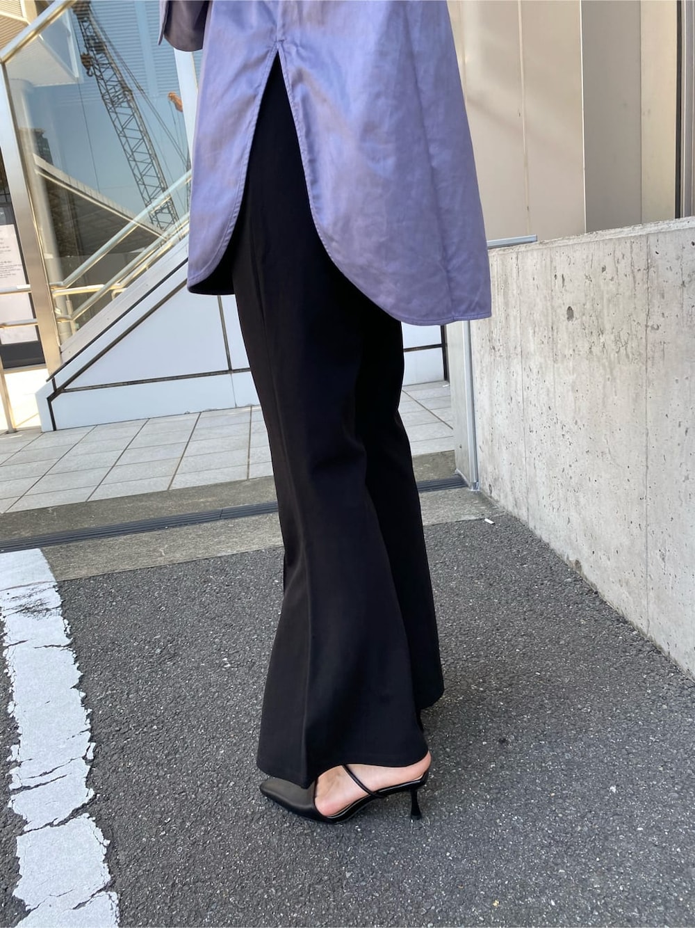 ブラック系のその他パンツ、ブラック系のパンプス、パープル系のシャツ/ブラウスを着用したレディースの秋コーディネートの8枚目の写真