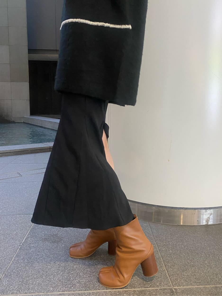 ブラック系のニット/セーター、ブラック系のスカート、ブラック系のカーディガン/ボレロを着用したレディースの冬コーディネートの8枚目の写真