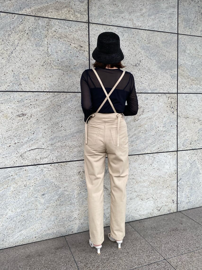 ホワイト系のサンダル、ベージュ系のデニムパンツを着用したレディースの夏コーディネートの2枚目の写真