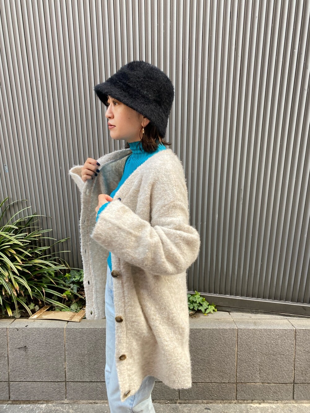 ホワイト系のカーディガン/ボレロ、ブルー系のニット/セーターを着用したレディースの冬コーディネートの5枚目の写真
