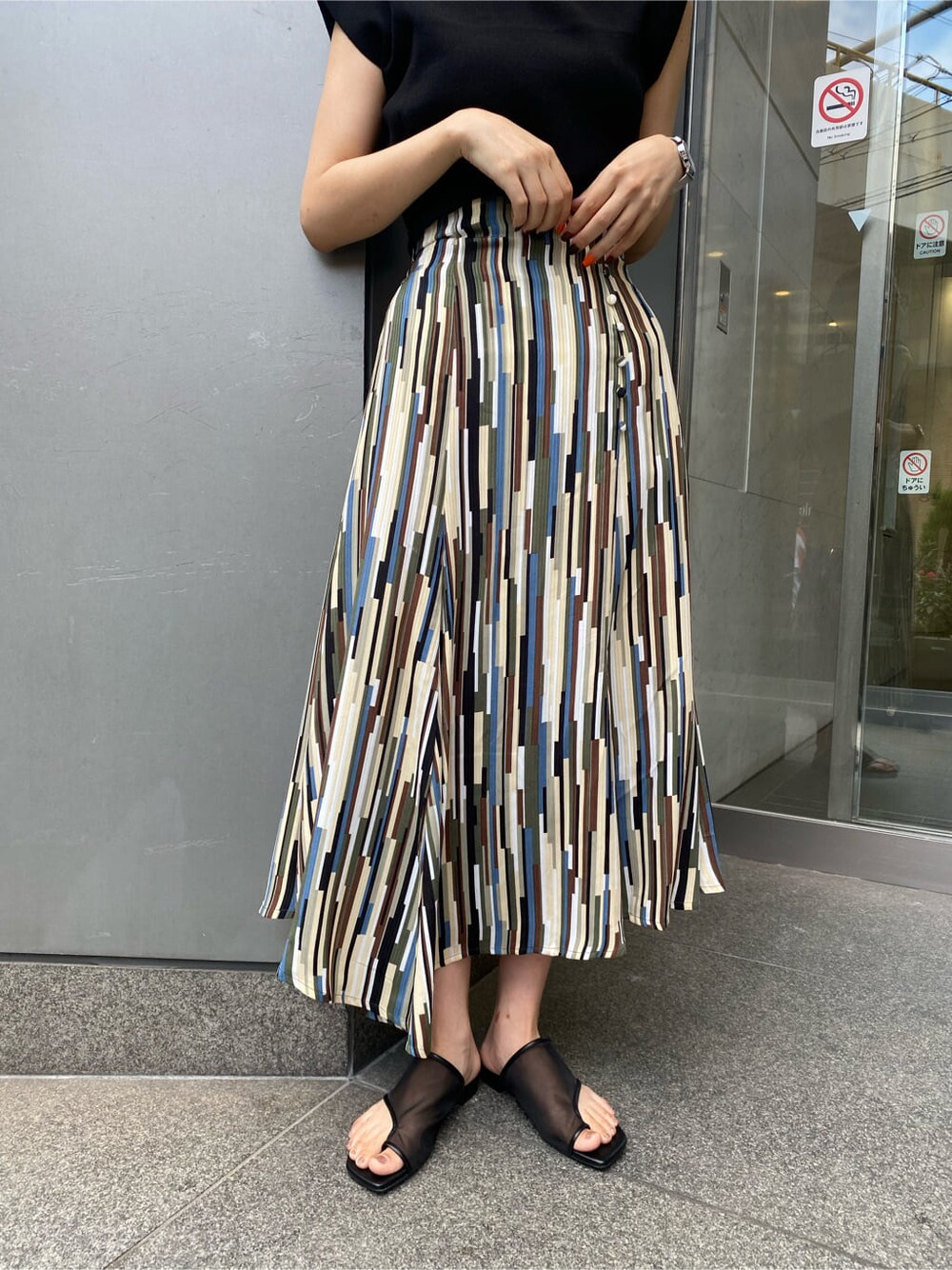 その他のスカート、ブラック系のサンダル、ブラック系のニット/セーターを着用したレディースの夏コーディネートの4枚目の写真