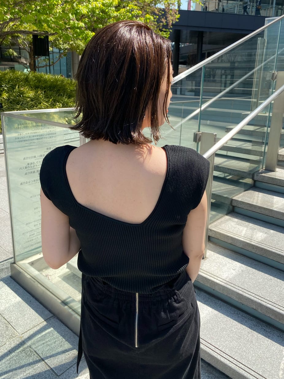 ブラック系のハンドバッグ、ブラック系のタンクトップ、グレー系のシャツ/ブラウスを着用したレディースの春コーディネートの7枚目の写真