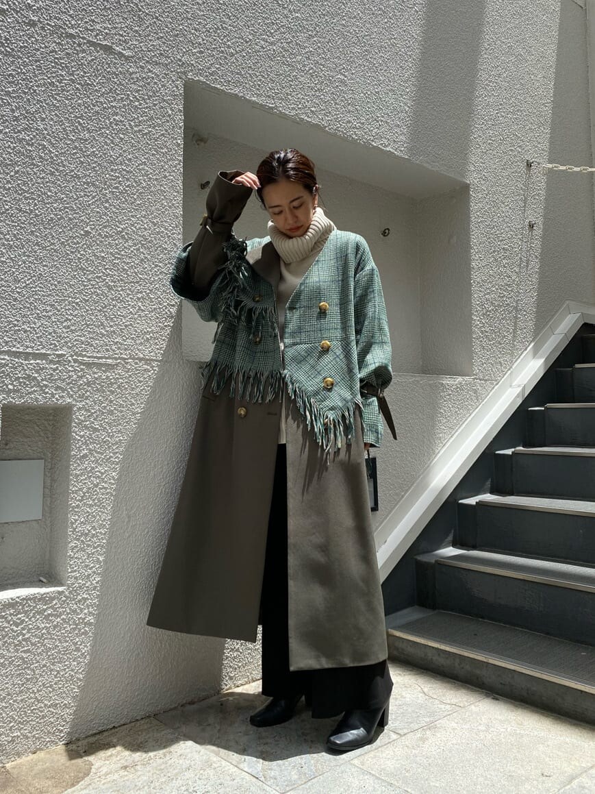 ベージュ系のトレンチコートを着用したレディースの夏コーディネートの3枚目の写真