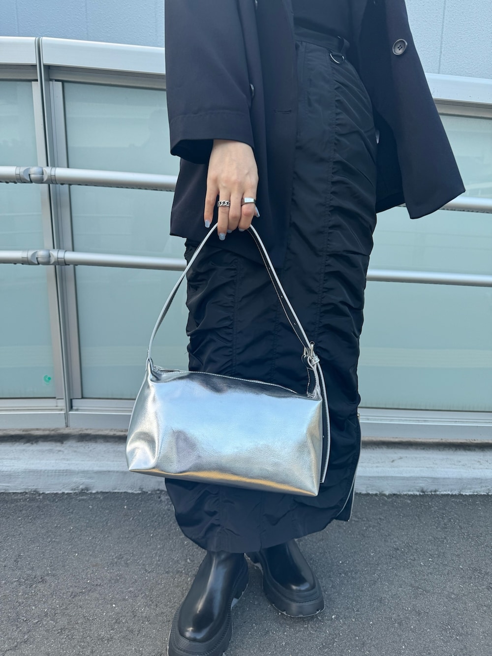 ブラック系のスカートを着用したレディースの春コーディネートの5枚目の写真