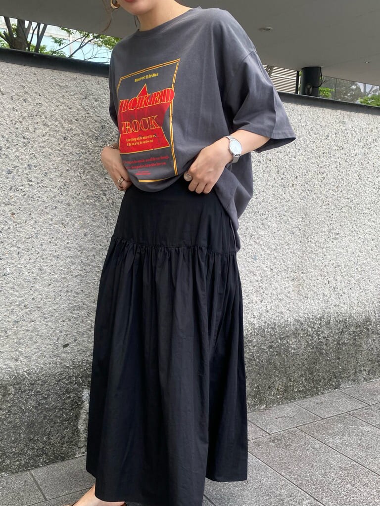 ブラック系のスカートを着用したレディースの夏コーディネートの2枚目の写真