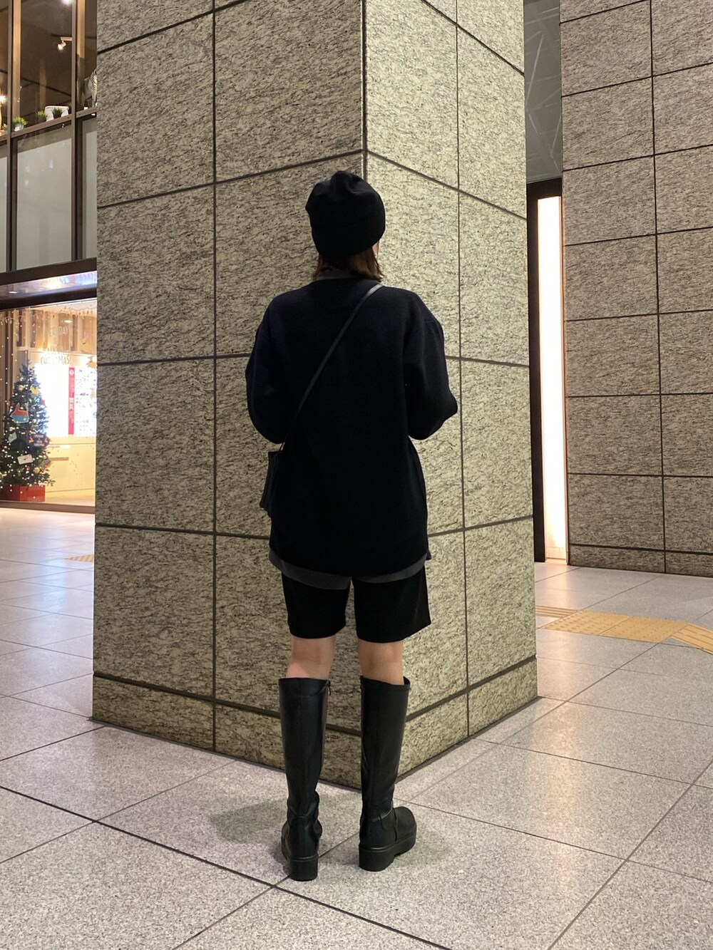 ブラック系のニット/セーターを着用したレディースの秋コーディネートの3枚目の写真