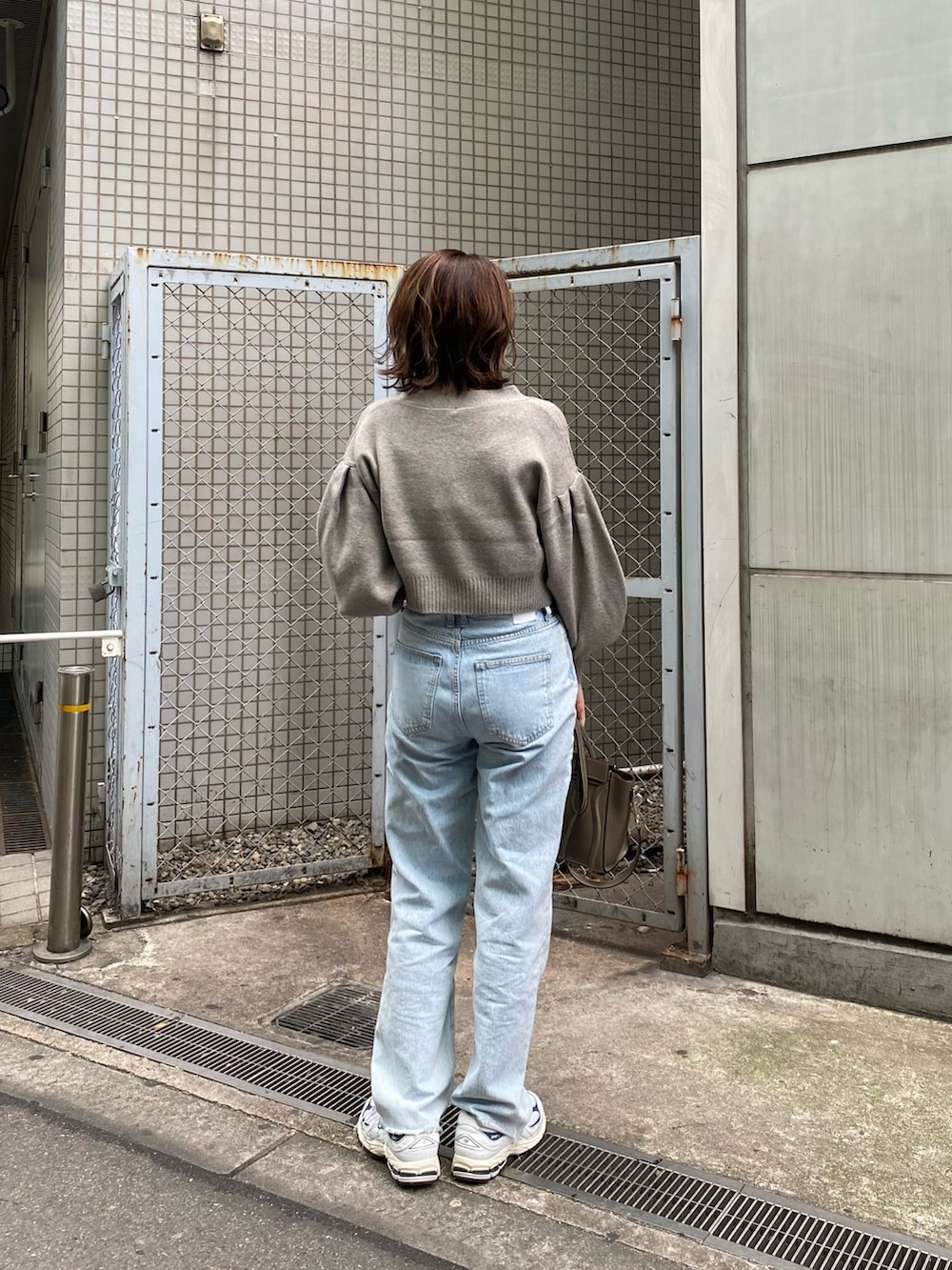 グレー系のカーディガン/ボレロを着用したレディースの冬コーディネートの2枚目の写真