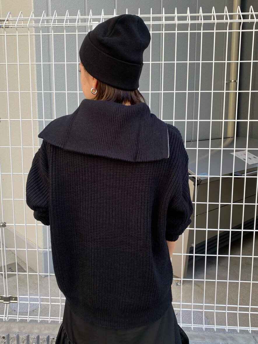 ブラック系のスカート、ブラック系のニット/セーターを着用したレディースの秋コーディネートの6枚目の写真