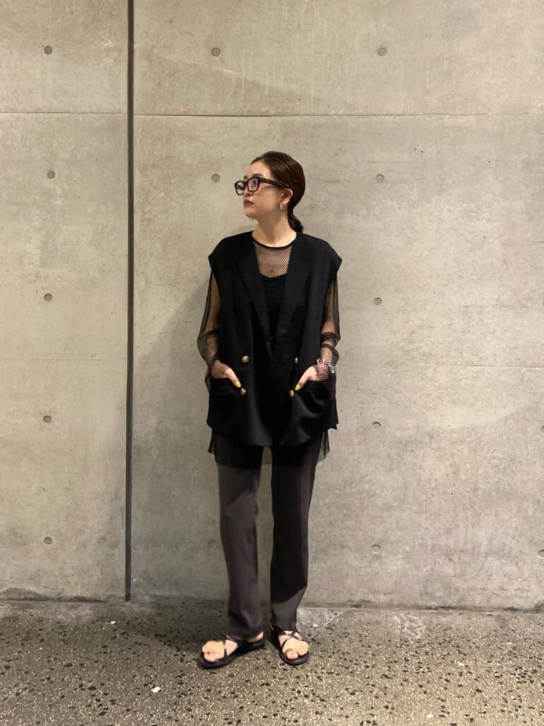 ブラック系のTシャツ/カットソー、ブラック系のベストを着用したレディースの夏コーディネートの2枚目の写真