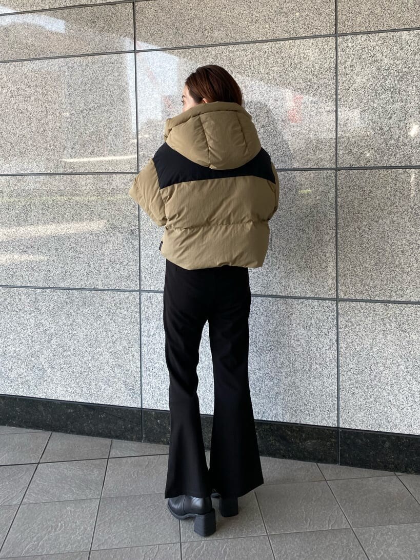 ブラック系のその他パンツ、ベージュ系のダウンジャケット/コート、ブラック系のブーツを着用したレディースの秋コーディネートの3枚目の写真