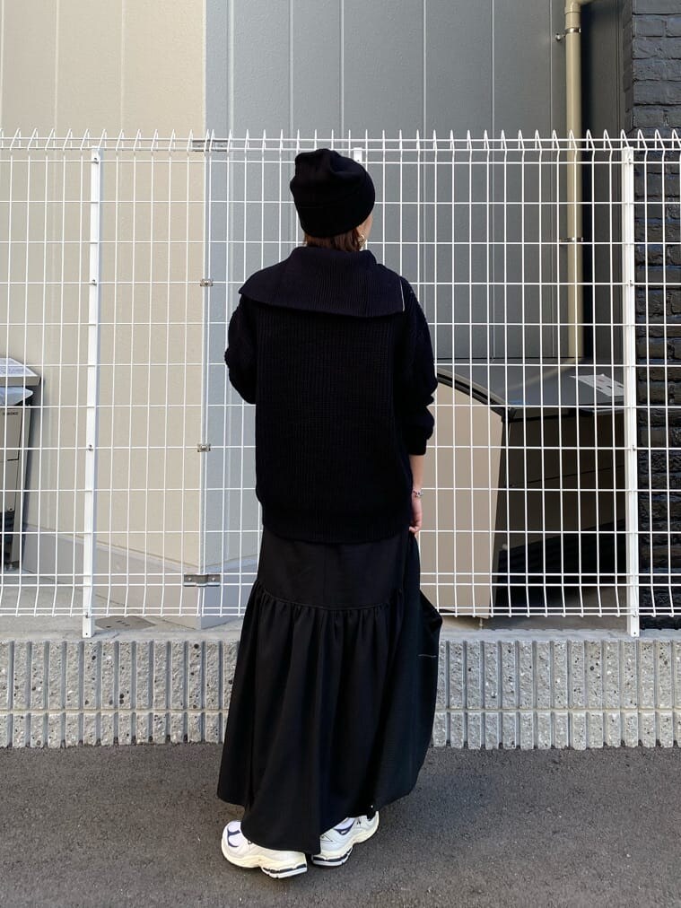 ブラック系のスカート、ブラック系のニット/セーターを着用したレディースの秋コーディネートの3枚目の写真