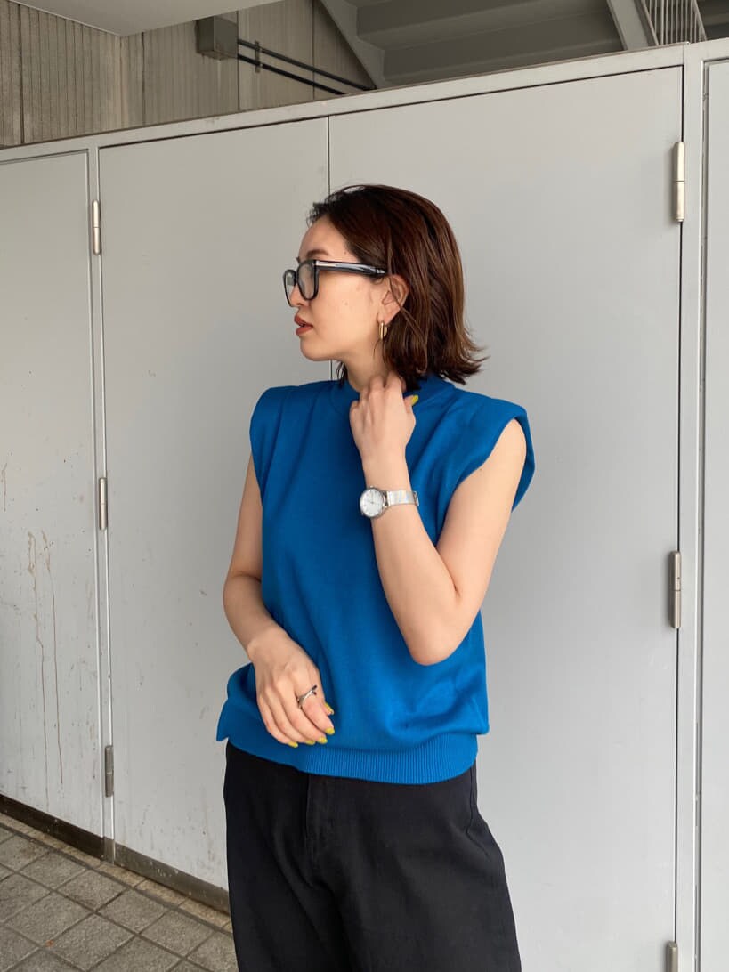 ブラック系のテーラードジャケット、ブラック系のデニムパンツ、ブラック系のサンダルを着用したレディースの春コーディネートの5枚目の写真