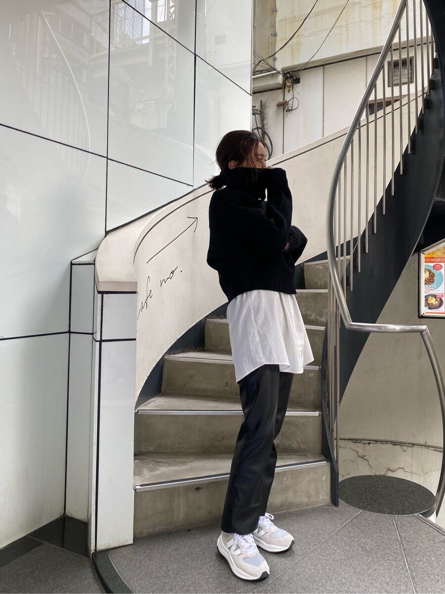 ブルー系のワンピース、ブラック系のニット/セーターを着用したレディースの冬コーディネートの2枚目の写真