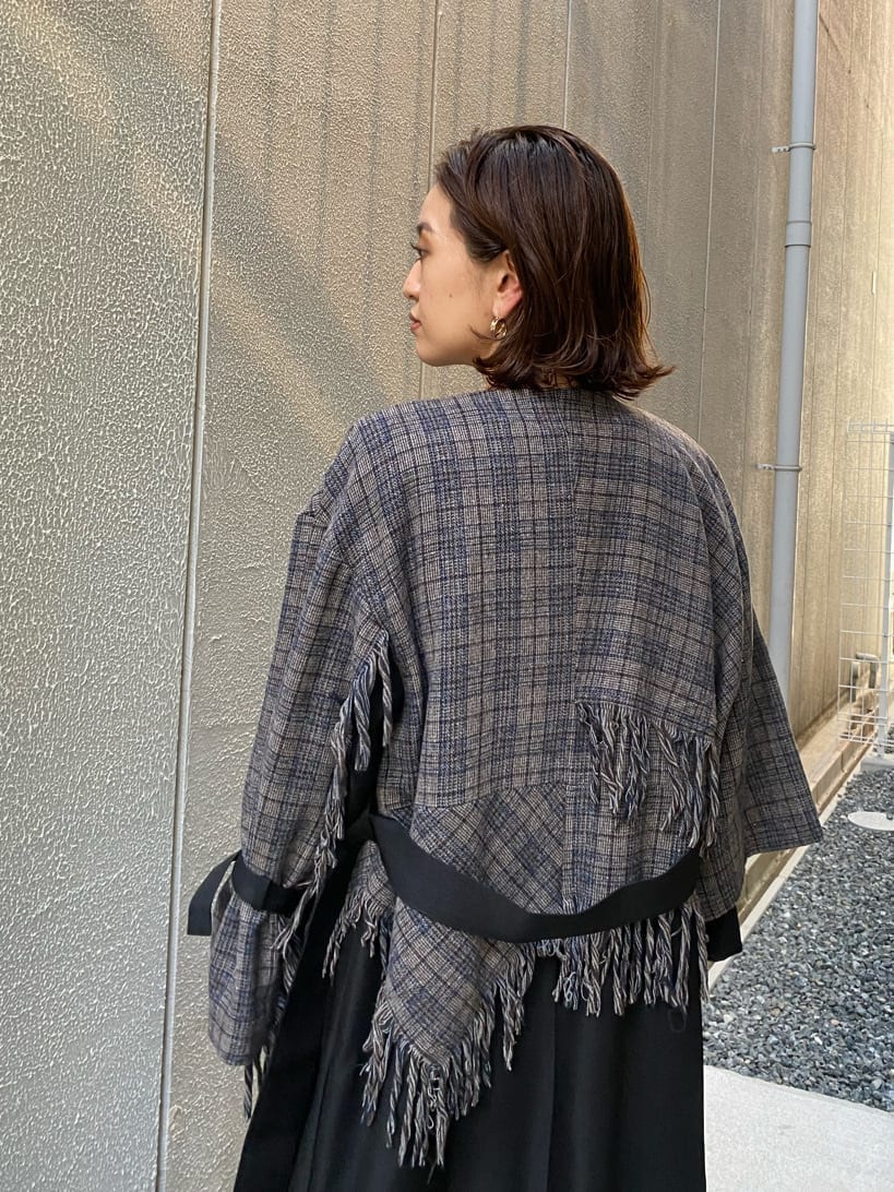 ブラック系のトレンチコートを着用したレディースの夏コーディネートの7枚目の写真