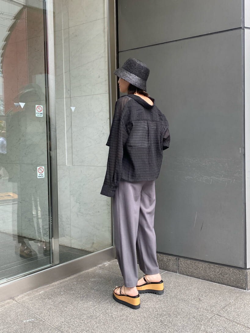 グレー系のその他パンツ、ブラック系のサンダル、ブラック系のシャツ/ブラウスを着用したレディースの夏コーディネートの3枚目の写真