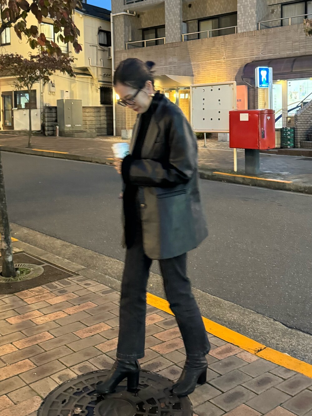 ブラック系のテーラードジャケットを着用したレディースの秋コーディネートの3枚目の写真