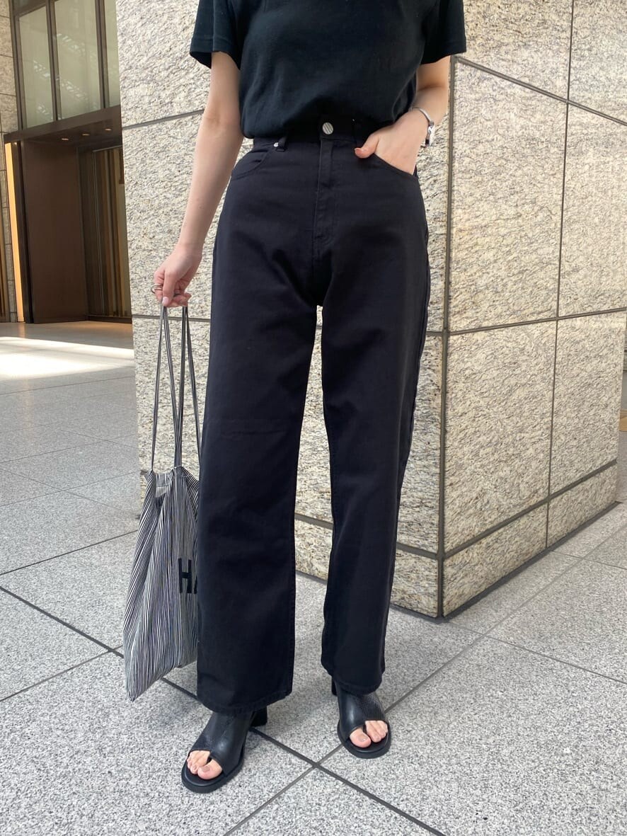 ブラック系のデニムパンツ、ブラック系のサンダルを着用したレディースの春コーディネートの5枚目の写真