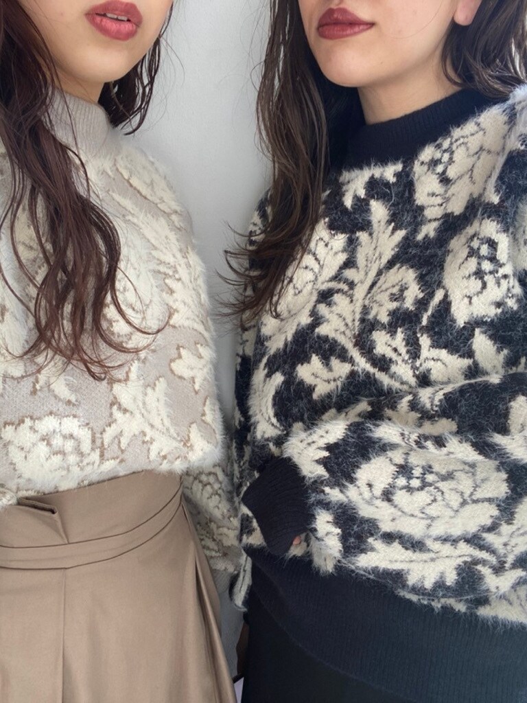 ブラック系のダウンジャケット/コート、ブラック系のスカート、ブラック系のニット/セーターを着用したレディースの秋コーディネートの4枚目の写真