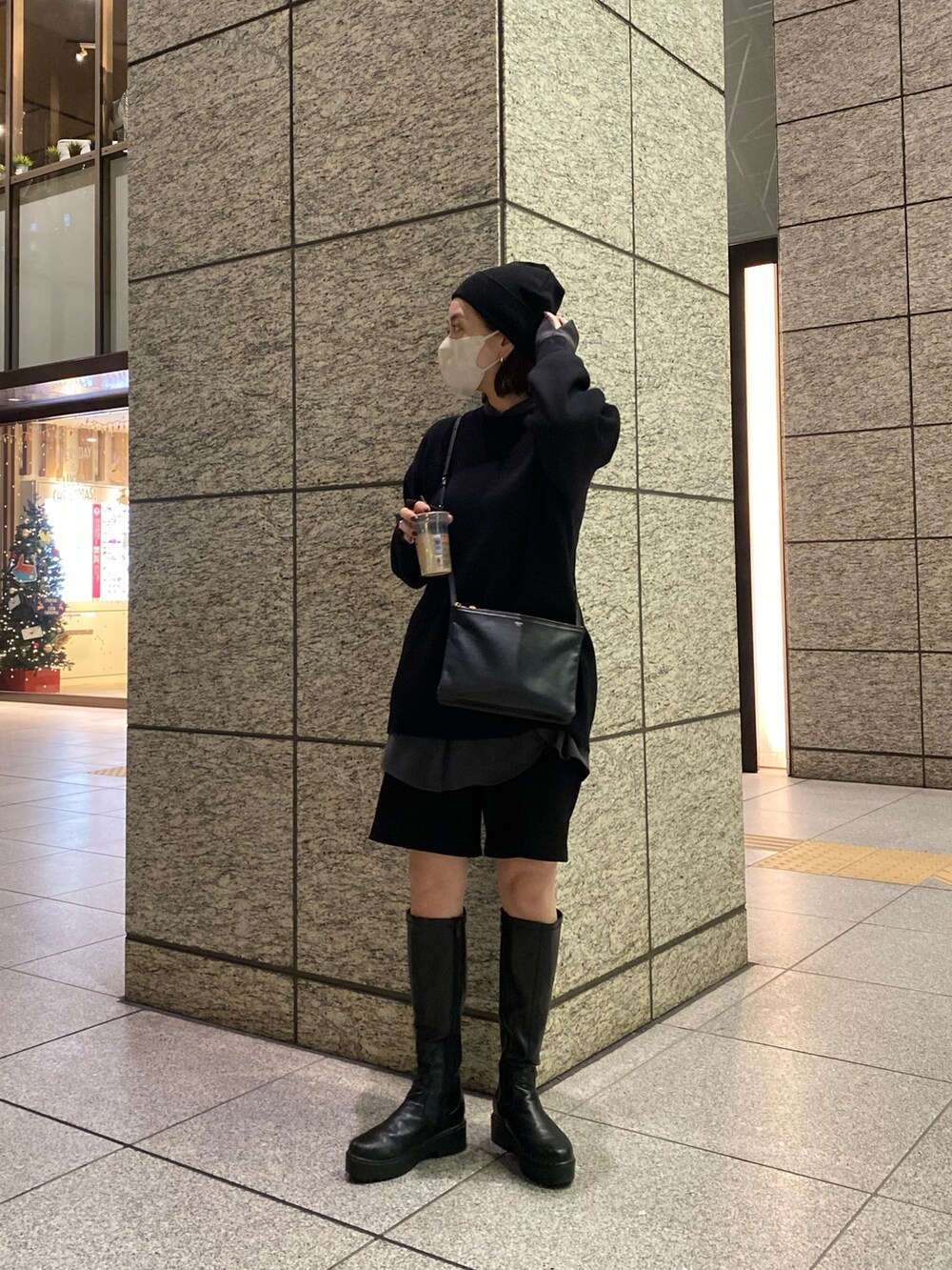 ブラック系のニット/セーターを着用したレディースの秋コーディネートの2枚目の写真