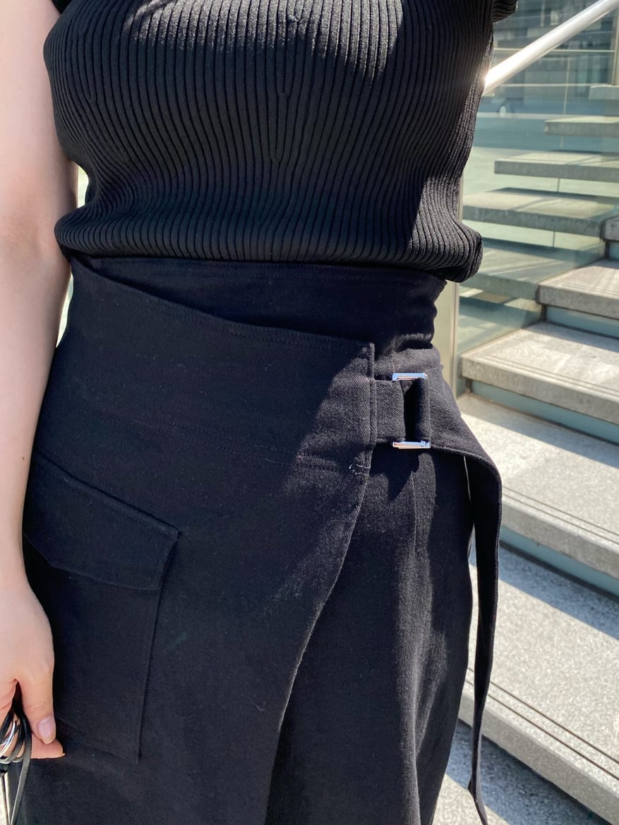 ブラック系のハンドバッグ、ブラック系のタンクトップ、グレー系のシャツ/ブラウスを着用したレディースの春コーディネートの8枚目の写真