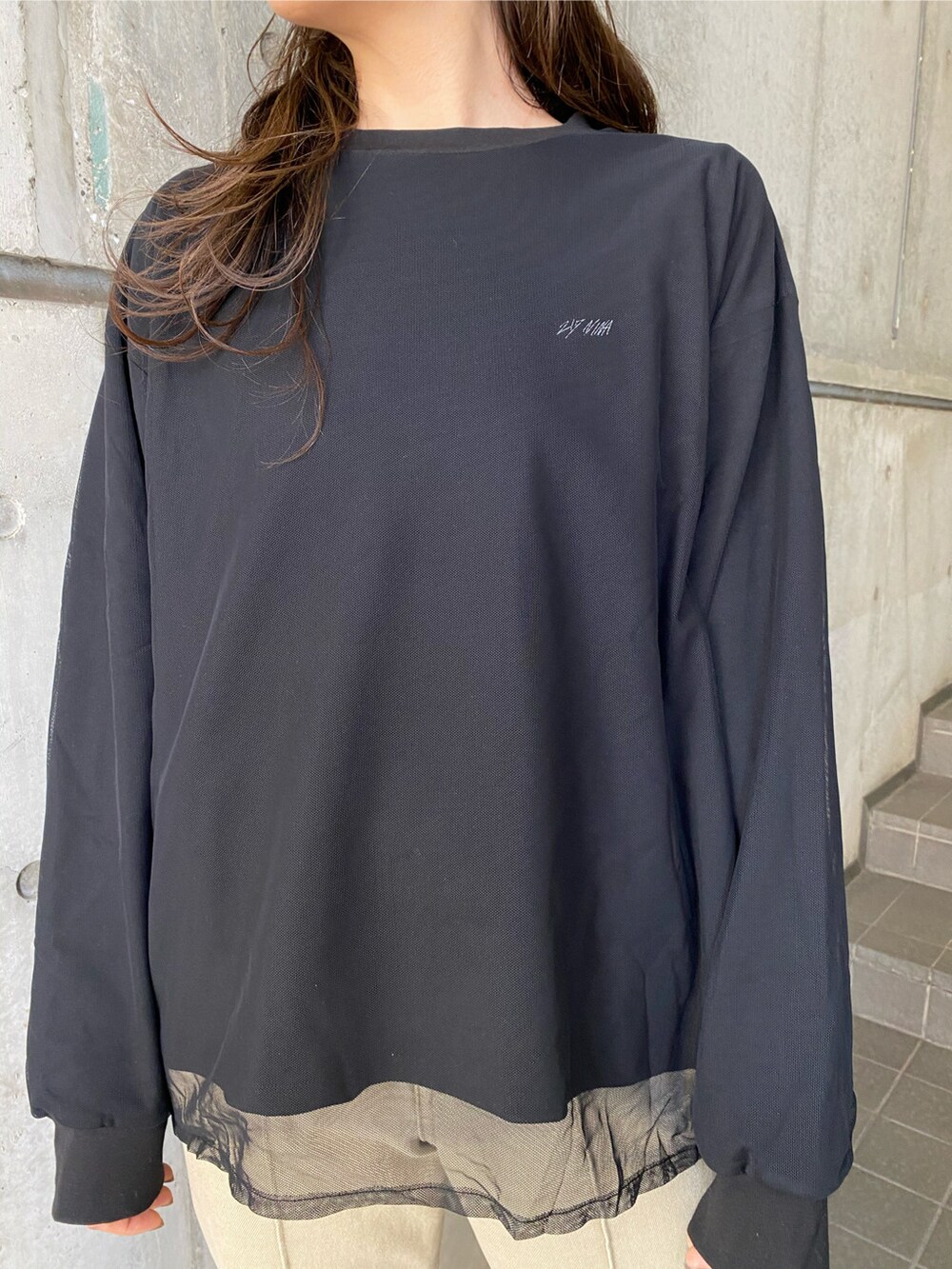 ベージュ系のその他パンツ、ブラック系のサンダル、ブラック系のTシャツ/カットソーを着用したレディースの冬コーディネートの3枚目の写真