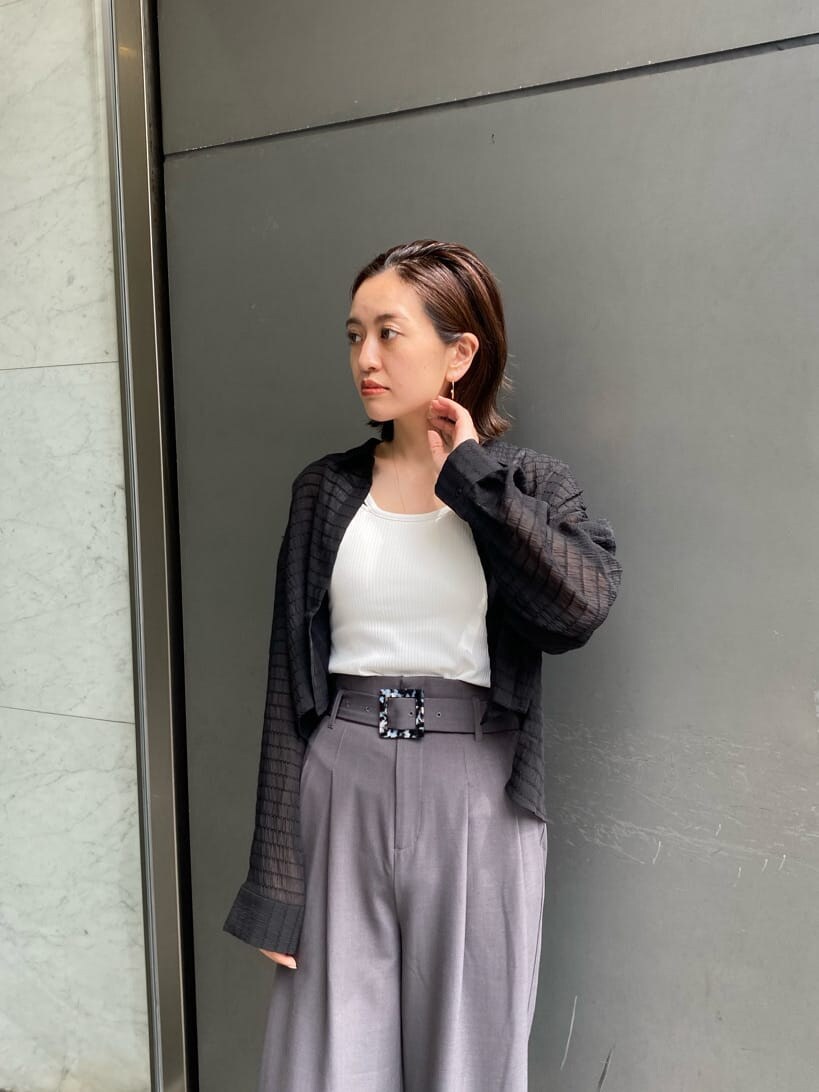 グレー系のその他パンツ、ブラック系のサンダル、ブラック系のシャツ/ブラウスを着用したレディースの夏コーディネートの5枚目の写真