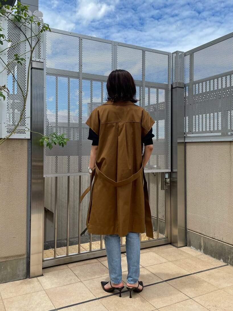 ブラック系のパンプス、ブラック系のニット/セーター、ブラウン系のその他アウターを着用したレディースの夏コーディネートの3枚目の写真