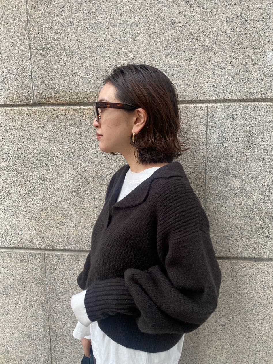 ブラック系のニット/セーターを着用したレディースの冬コーディネートの5枚目の写真