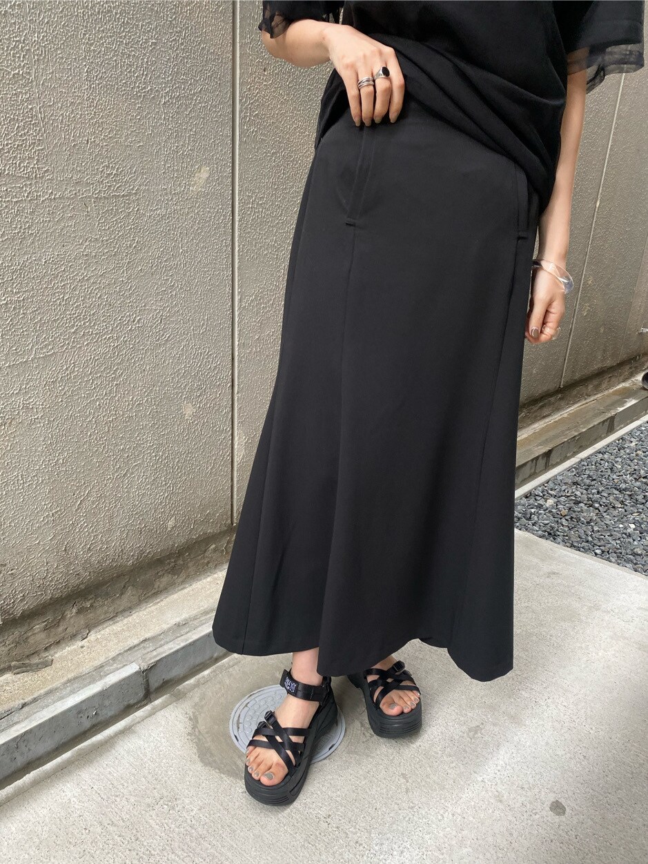 ブラック系のサンダル、ブラック系のTシャツ/カットソーを着用したレディースの春コーディネートの6枚目の写真