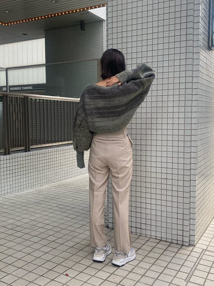 ホワイト系のスラックス、ブラウン系のニット/セーターを着用したレディースの冬コーディネートの3枚目の写真